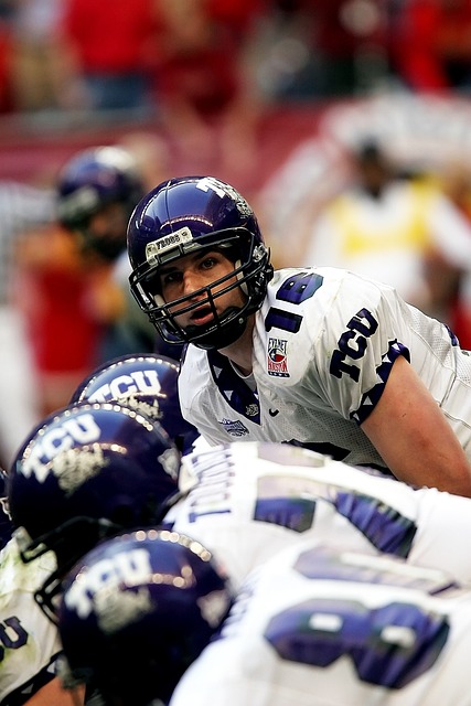 东契奇意外落入美女助教怀中，一脸享受的场面.